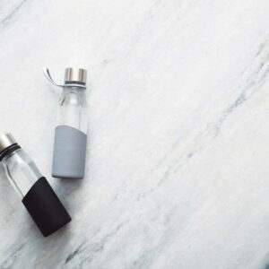 VINGA Lean stiklinis vandens buteliukas su silikoniniu dėklu