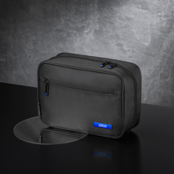 Juoda "Voyager Men's Travel Cosmetic Bag" su mėlynais akcentais ir logotipo vieta.