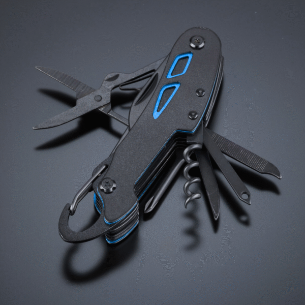 uodas "Optima Titanium Pocket Knife" daugiafunkcis įrankis su aukso spalvos akcentais, atlenktomis žirklėmis, atsuktuvu, kamščiatraukiu ir dilde.