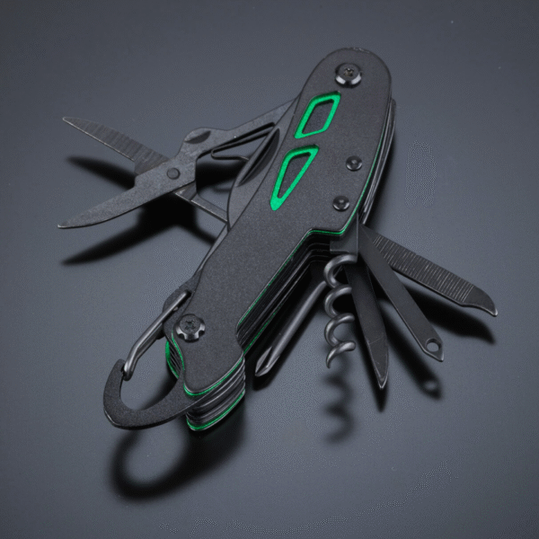 Juodas "Optima Titanium Pocket Knife" daugiafunkcis įrankis su aukso spalvos akcentais, atlenktomis žirklėmis, atsuktuvu, kamščiatraukiu ir dilde.