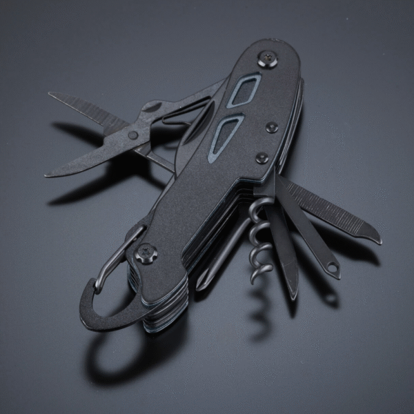Juodas "Optima Titanium Pocket Knife" daugiafunkcis įrankis su aukso spalvos akcentais, atlenktomis žirklėmis, atsuktuvu, kamščiatraukiu ir dilde.