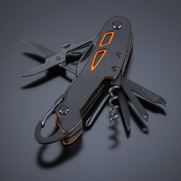 Juodas "Optima Titanium Pocket Knife" daugiafunkcis įrankis su oranžinės spalvos akcentais, atlenktomis žirklėmis, atsuktuvu, kamščiatraukiu ir dilde.