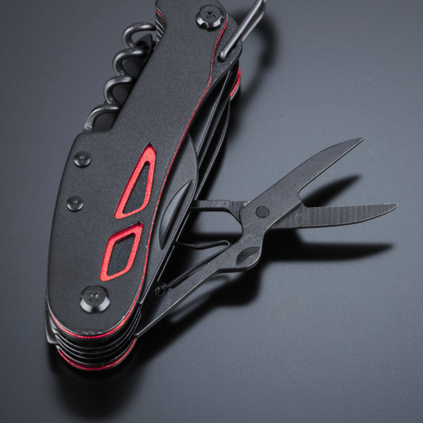 Juodas "Optima Multi-Tool" daugiafunkcis įrankis su raudonais akcentais, atlenktomis žirklėmis ir kamščiatraukiu.