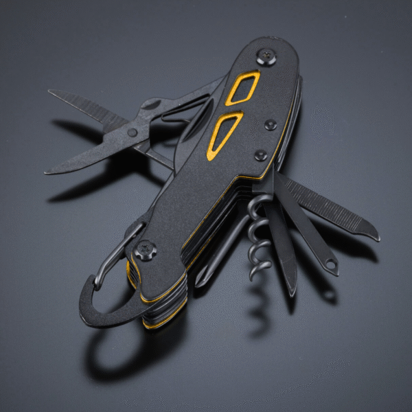 Juodas "Optima Titanium Pocket Knife" daugiafunkcis įrankis su aukso spalvos akcentais, atlenktomis žirklėmis, atsuktuvu, kamščiatraukiu ir dilde.