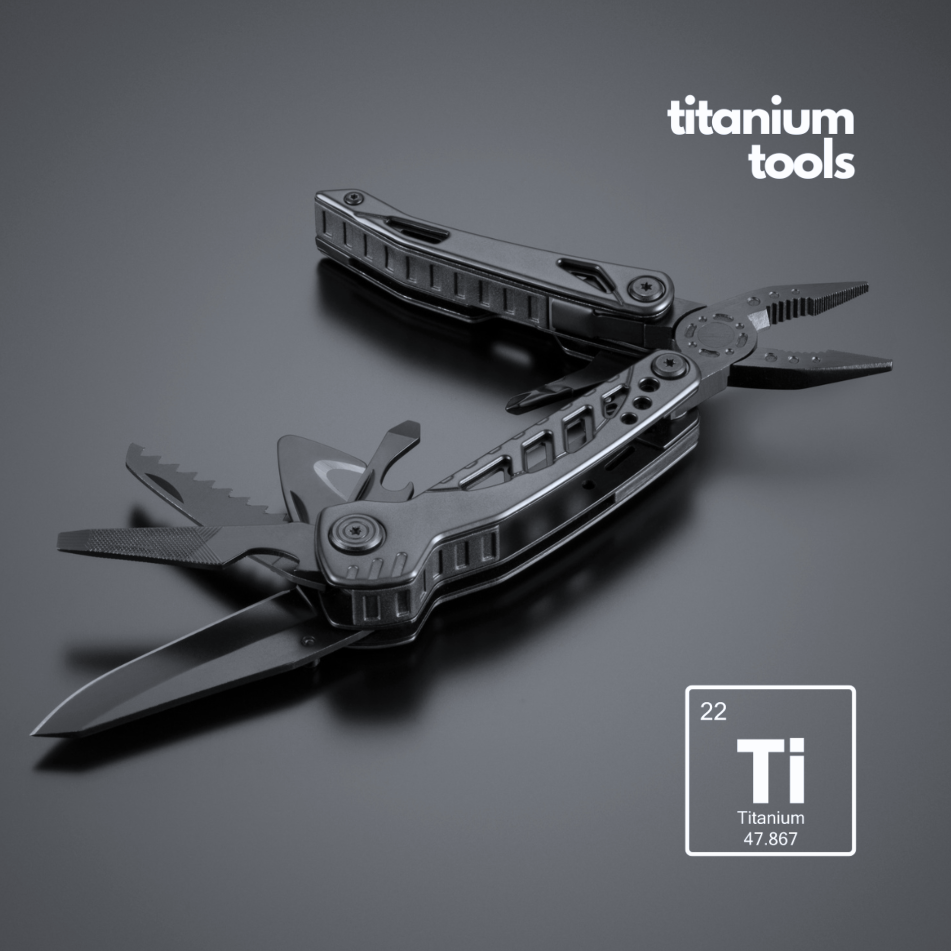 Juodas daugiafunkcis įrankis (multitool) su raudonais akcentais, dalinai atlenktomis funkcijomis ir užrašu „titanium tools“ bei titano (Ti) simboliu