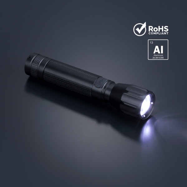 Juodas žibintuvėlis Optima Large Flashlight su šviečiančia galvute ir matomu RoHS Compliant bei aliuminio simboliu.