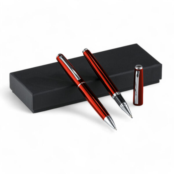 Du blizgantys raudoni "Primo Metal Ballpoint Pen" tušinukai su sidabro detalėmis, padėti ant juodos dovanų dėžutės, su atskiru dangteliu.