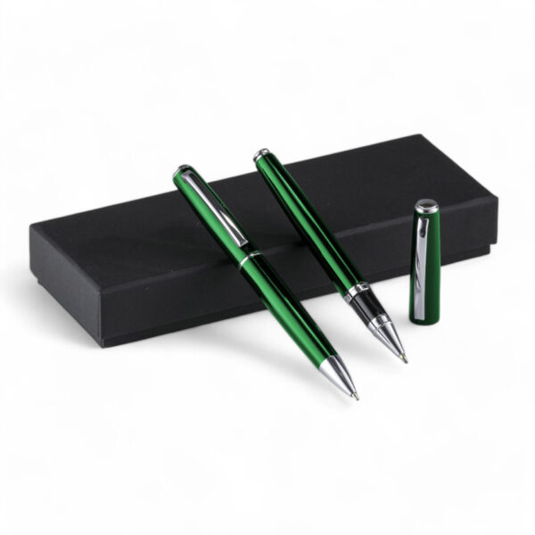 Du blizgantys žali "Primo Metal Ballpoint Pen" tušinukai su sidabro detalėmis, padėti ant juodos dovanų dėžutės, su atskiru dangteliu.