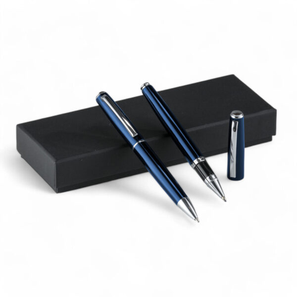 Du blizgantys mėlyni "Primo Metal Ballpoint Pen" tušinukai su sidabro detalėmis, padėti ant juodos dovanų dėžutės, su atskiru dangteliu.