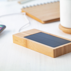 Bambukinė išorinė baterija 8000mAh su saulės įkrovikliu