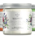 vonios druskos produktai: didelis indelis "Virgin Island Coconut" su užrašu "100% NATURAL INGREDIENTS", už jo oranžinis "Energy Grapefruit" ir žalias "Fresh Eucalyptus & Mint" indeliai, bei maža pakuotė "Sparkling Rose".