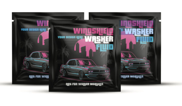 Trys juodos pakuotės su "Windshield Washer Fluid" užrašu ir stilizuotu sportinio automobilio grafika.