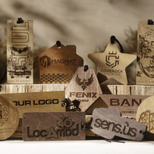 NAUJOVĖ Graviruoti mediniai automobilio kvapukai